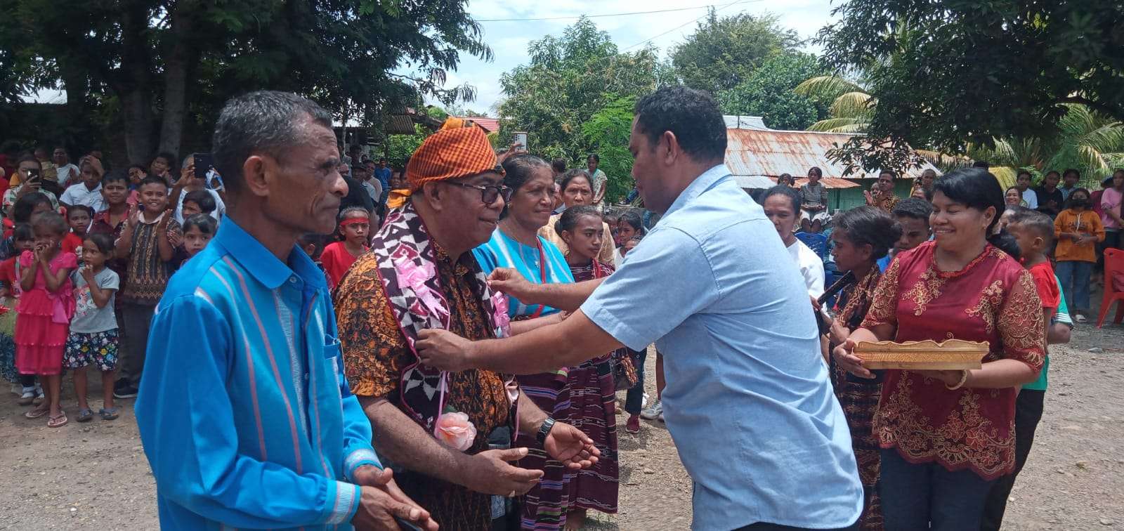 Pengalungan selendang ke yubilaris oleh Pasangan Bapak Fredryk Tokan dan Ibu