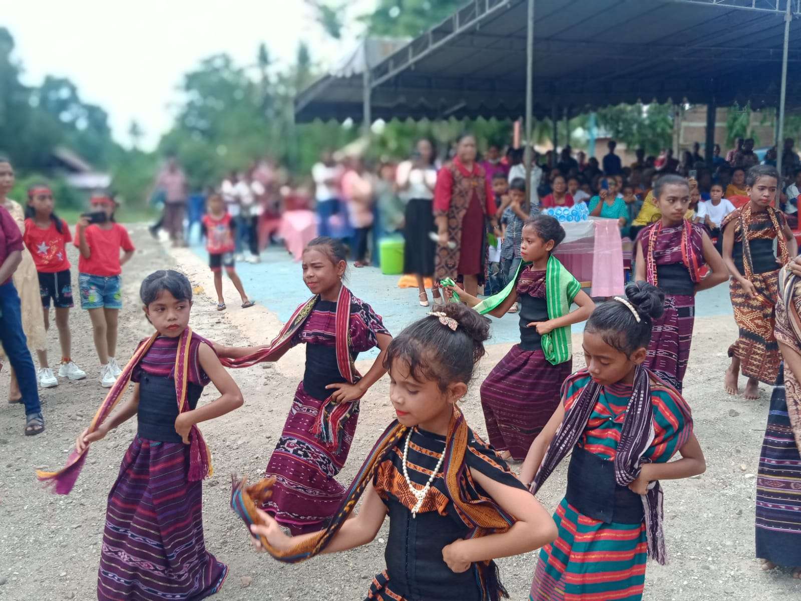 Diiringi oleh tarian yang dibawakan oleh siswi SDI II Waikomo