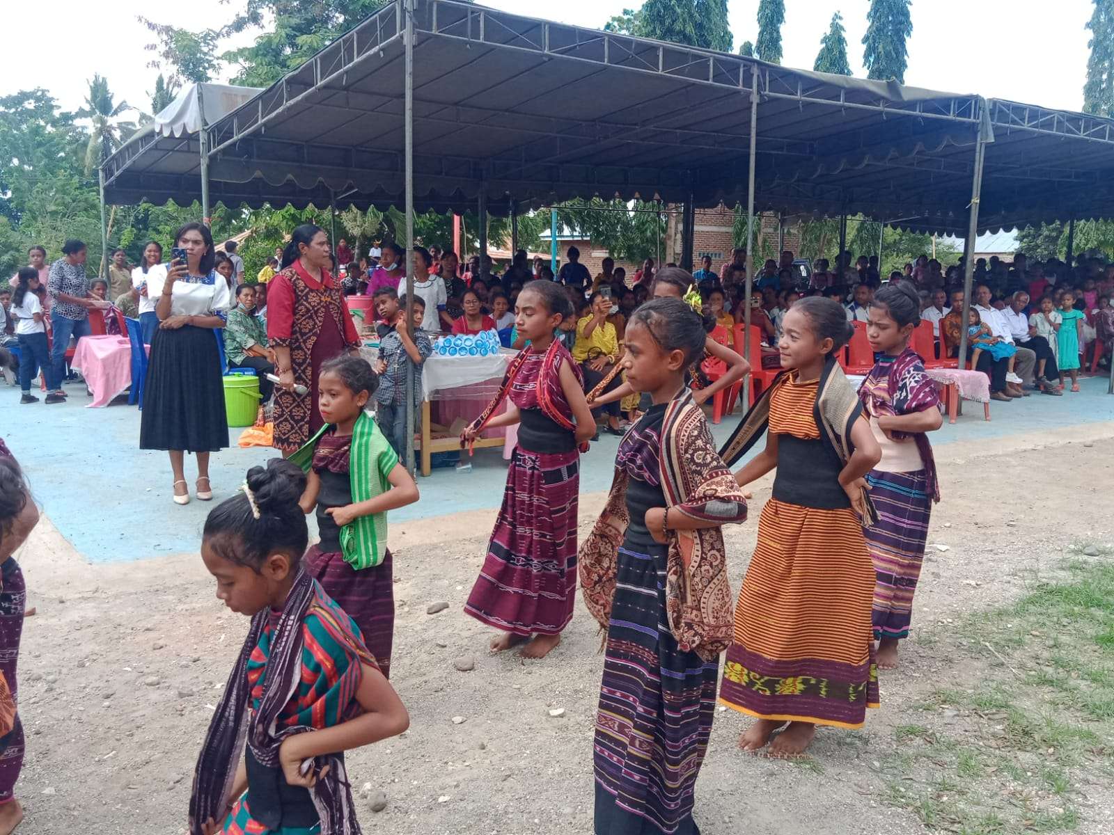 Diiringi oleh tarian yang dibawakan oleh siswi SDI II Waikomo