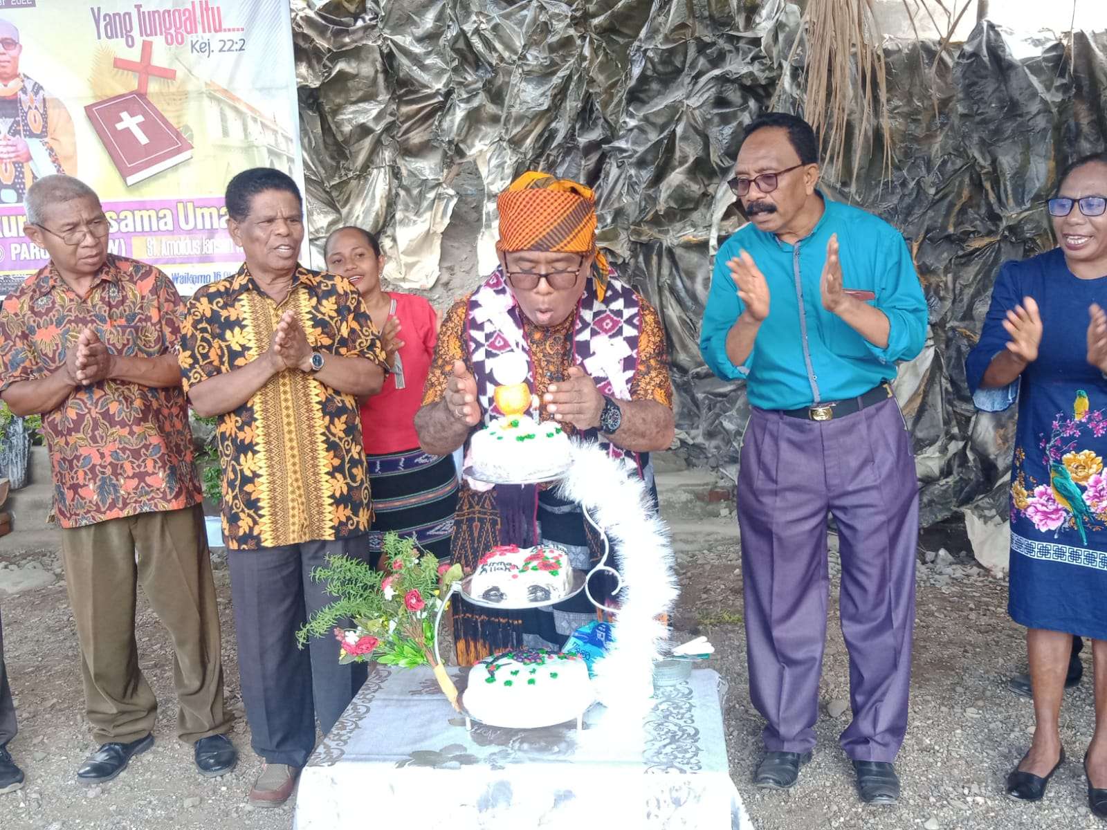 Pemotongan Kue tar didampingi ketua lingkungan dan stasi  